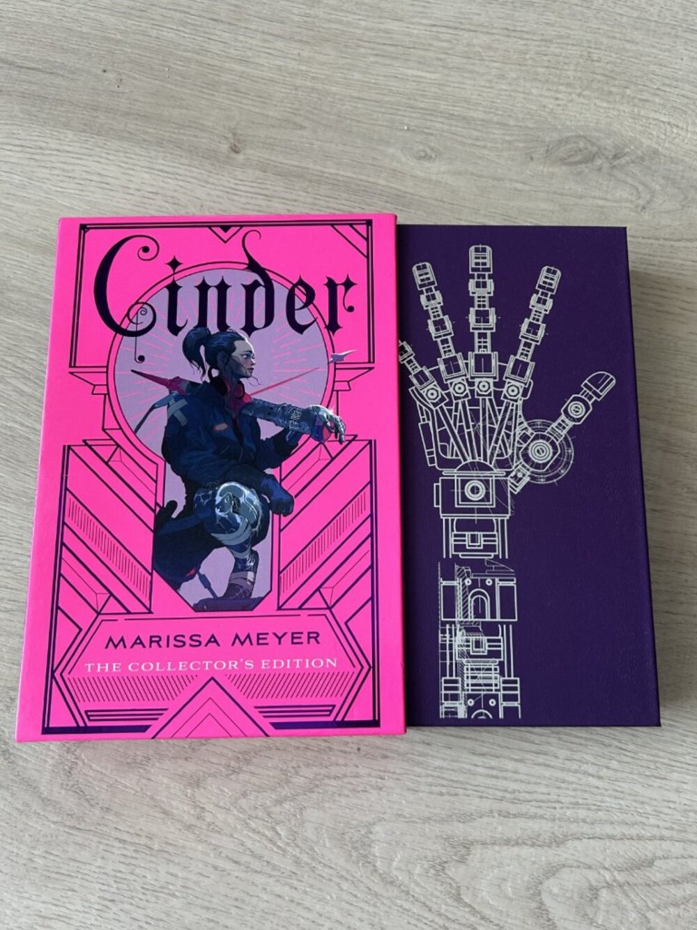 Deluxe edition Cinder- Marissa Meyer; hardcover with hard slipcase